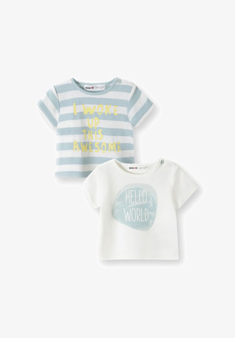 Dos camisetas de niño: una a rayas azul y blanca con el texto "ME LEVANTÉ ASÍ DE GENIAL" en amarillo, y la otra blanca con "HOLA MUNDO" en azul.