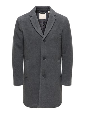 Pelēks vilnas mētelis ar iegriezuma apkakli, divu pogu aizdari, sānu kabatām un vienu krūšu kabatu. Gluda tekstūra un pieguļošs piegriezums.