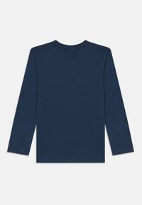 Langarmhemd aus Baumwolle in Marineblau, mit rundem Ausschnitt und geradem Schnitt. Der Stoff ist glatt und hat keine Muster oder Akzente.