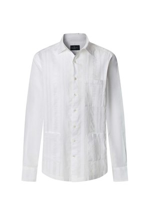Biela košeľa s dlhým rukávom a golierom na gombíky, s textúrovanými zvislými prúžkami, dvoma prednými vreckami a perleťovými gombíkmi.