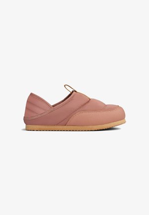 Flacher, gepolsterter mauvefarbener Slip-On-Schuh mit gestepptem Fersenbereich, strukturierter, abgerundeter Spitze und beiger Gummisohle auf weißem Hintergrund.