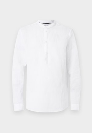 Chemise blanche à manches longues avec col mandarin et patte de boutonnage trois boutons, présentée à plat sur un fond gris clair.