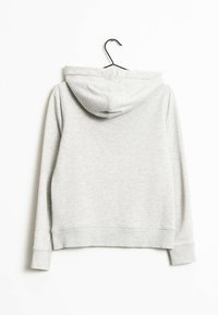 Grijze sweatshirt met een capuchon, gemaakt van zachte stof. Heeft lange mouwen en ribgebreide manchetten en onderkant. Van achteren op een hanger weergegeven.