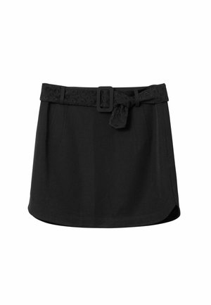 Jupe noire avec une taille cintrée et une ceinture. Comprend deux poches avant, une silhouette légèrement évasée, et une ceinture texturée avec une boucle.