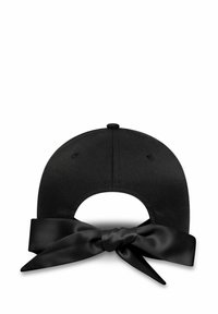 Cappello nero con visiera curvata e schiena aperta, dotato di un grande fiocco in satin nero lucido legato sul retro. Texture del tessuto liscia nel complesso.