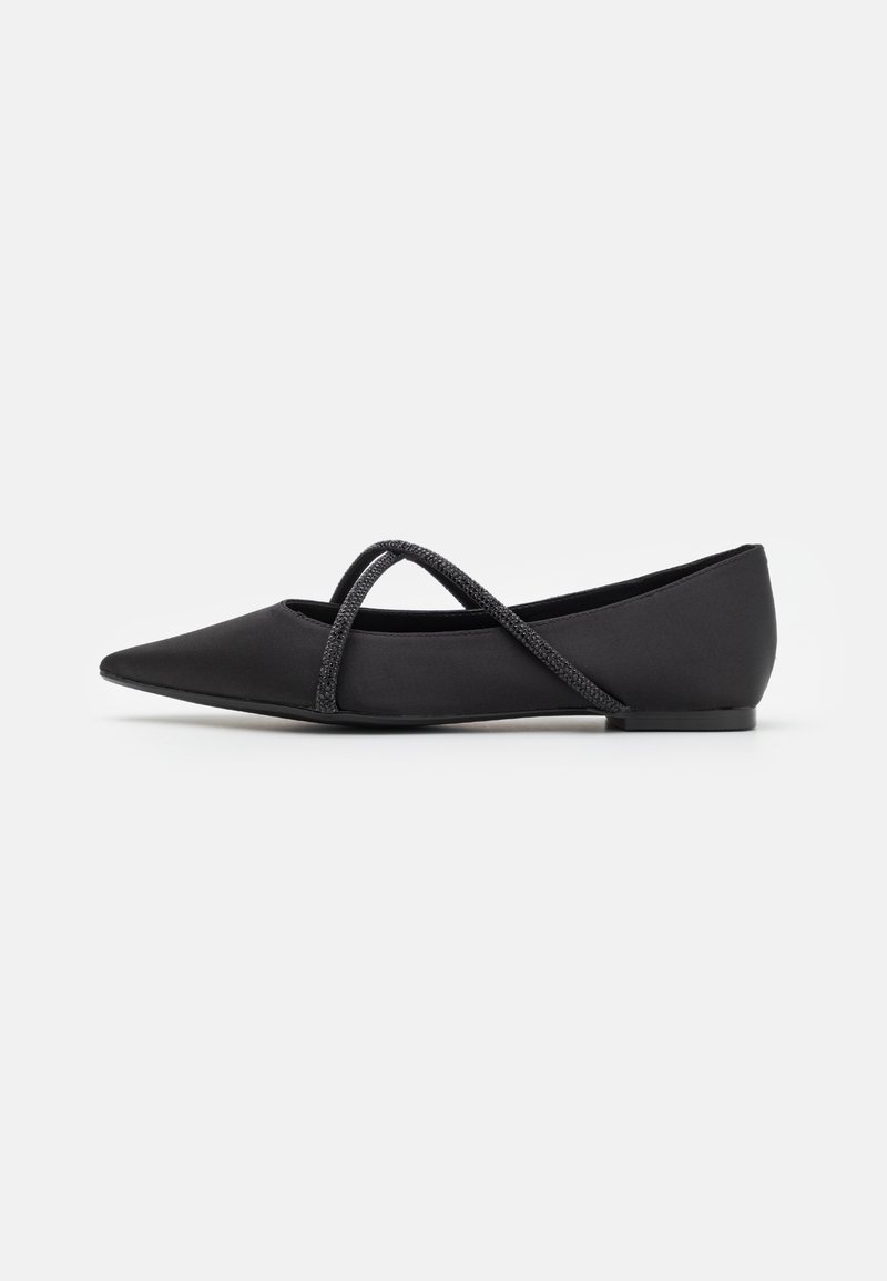 Chaussure noire plate avec un bout pointu et une sangle en croisillon. Fabriquée en matériau lisse avec un petit talon et un accent texturé subtil sur la sangle.