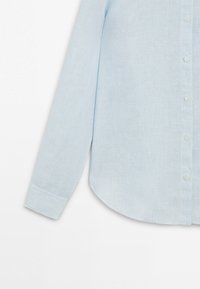 Hellblaues, langärmliges Hemd mit Knopfleiste, feinen vertikalen Streifen, geknöpften Manschetten und abgerundetem Saum.