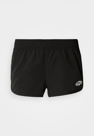 Costume da bagno nero con cintura elastica, caratterizzato da un logo discreto sul lato inferiore sinistro e una trama in tessuto liscia e leggera.