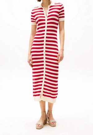 Vestido midi de punto a rayas rojas y blancas con cuello tipo polo y cierre de botones en la parte frontal. Presenta mangas cortas y acabados acanalados.