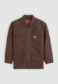 Chaqueta marrón de botonadura con cuatro bolsillos delanteros, dos bolsillos en el pecho, incluido uno con una pequeña etiqueta roja de Levi's, y un collar clásico.