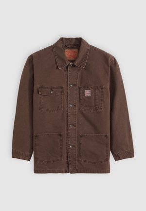 Veste marron à boutons avec quatre poches frontales, deux poches poitrine dont une avec une petite étiquette rouge Levi's, et un col classique.