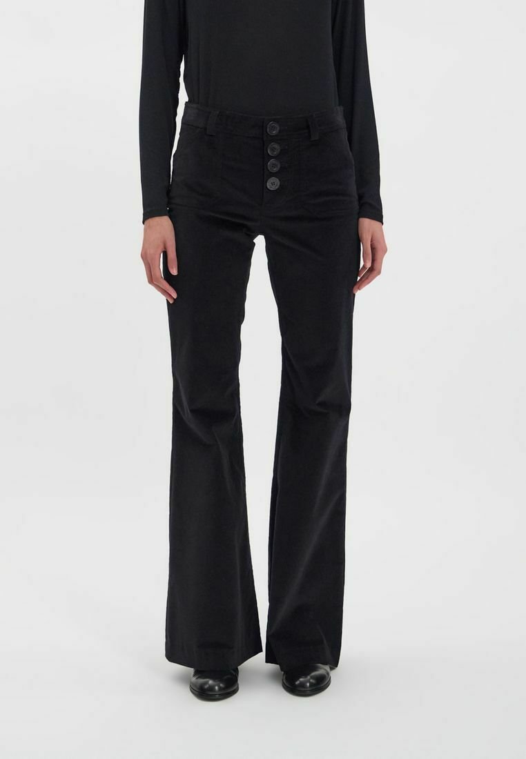 Pantalons évasés noirs en tissu résistant, dotés d'une fermeture à boutons sur le devant avec quatre grands boutons et d'une texture lisse.