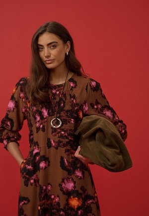 Culture, CUVIOLETTA GREECE - Robe longue - brown pink flower