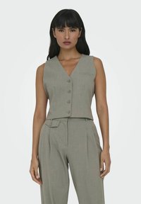 Grå ærmeløs vest med V-hals, fem knapper og en forlommek. Kombineret med matchende højtsiddende bukser med plisseringer og knapdetaljer.