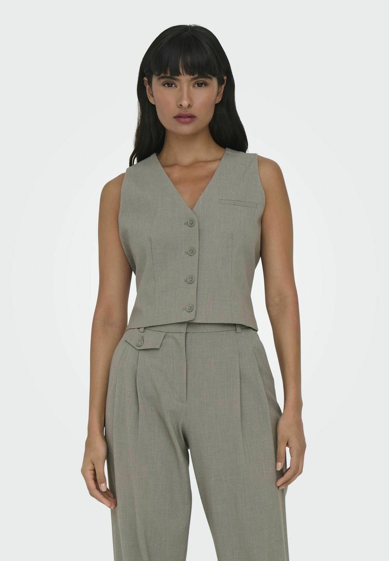 Grå ærmeløs vest med V-hals, fem knapper og en forlommek. Kombineret med matchende højtsiddende bukser med plisseringer og knapdetaljer.