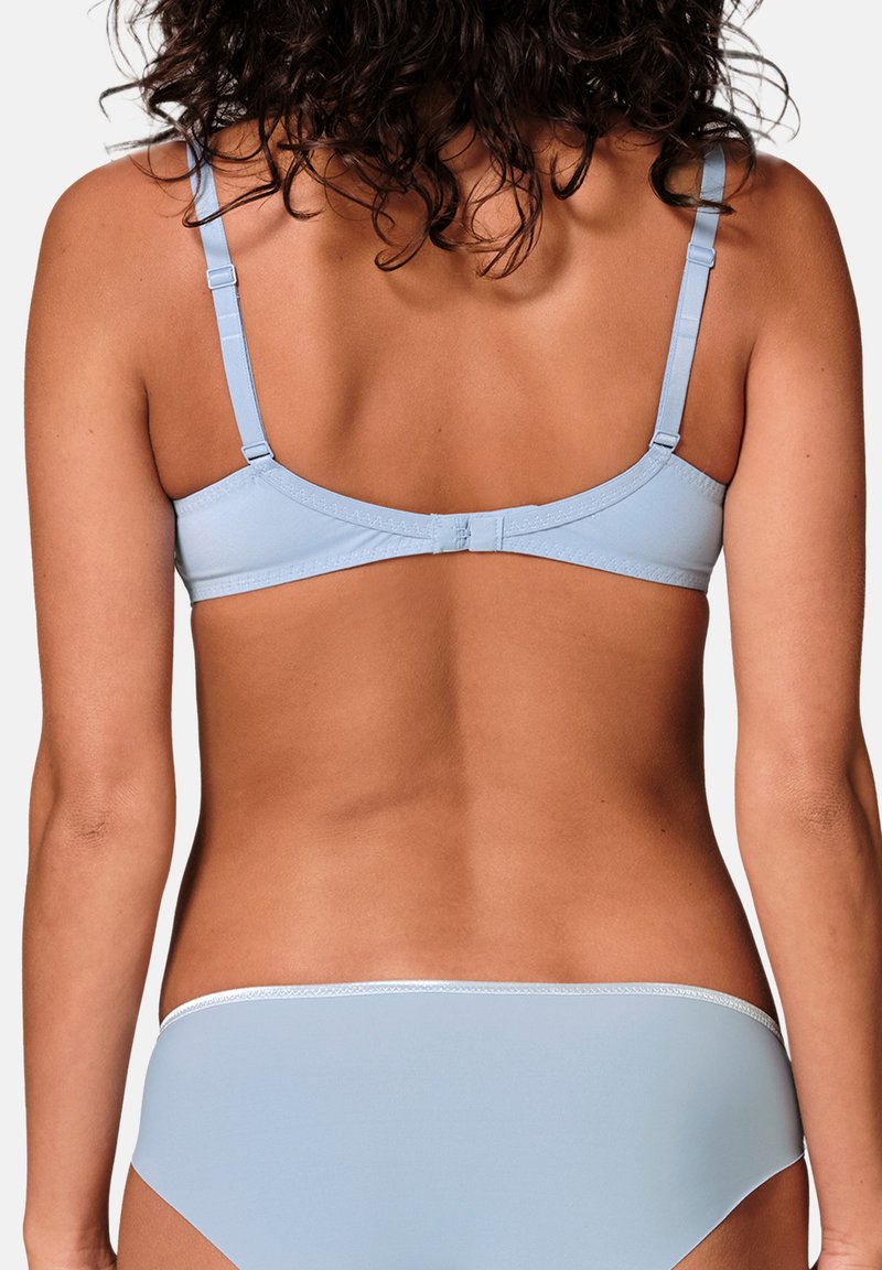 Il trucco per sistemare il reggiseno se indossi un abito senza spalline
