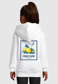 Biała hoodie z kapturem z kolorowym wzorem przedstawiającym cytryny i napój ze słomką, opatrzona napisem „ŚWIEŻY SMAK” w wyraźnym tekście. Czarnymi akcentami.