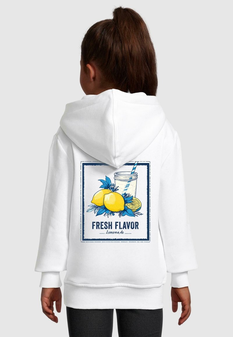 Biała hoodie z kapturem z kolorowym wzorem przedstawiającym cytryny i napój ze słomką, opatrzona napisem „ŚWIEŻY SMAK” w wyraźnym tekście. Czarnymi akcentami.