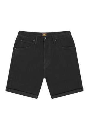 Zwarte denim shorts met opgerolde zomen, vijfzakkenstijl, knoop- en ritssluiting, en een klein rechthoekig geel Lee-merklabel aan de tailleband.