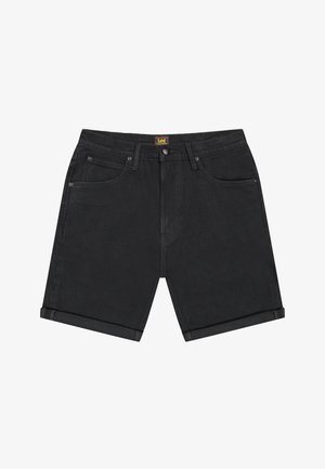 Zwarte denim shorts met opgerolde zomen, vijfzakkenstijl, knoop- en ritssluiting, en een klein rechthoekig geel Lee-merklabel aan de tailleband.