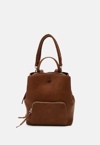 Mochila de cuero marrón con asa trenzada en la parte superior, bolsillo frontal con cremallera, acabado texturizado y logo incrustado en el panel frontal inferior.