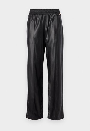 Pantaloni neri in ecopelle con vita elastica, vestibilità larga e design a gamba dritta. Texture liscia con una leggera lucentezza.