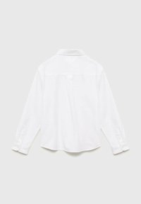 Chemise blanche à manches longues en tissu lisse, dotée d'un col classique, de poignets à boutons et d'un ourlet arrondi. La vue arrière montre un design sans couture.
