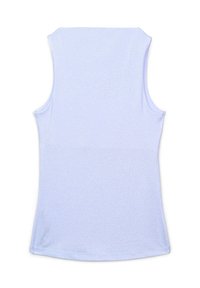 Jasnoniebieska, bezrękawnikowa bluzka o gładkiej, lekko błyszczącej fakturze. Posiada okrągły dekolt i zaokrąglone ramiona, a także dopasowany krój.