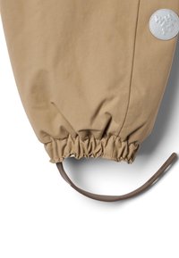 Tessuto kaki con polsino arricciato e toppa rotonda grigia con logo. Texture liscia e cinturino allungato per una vestibilità sicura.