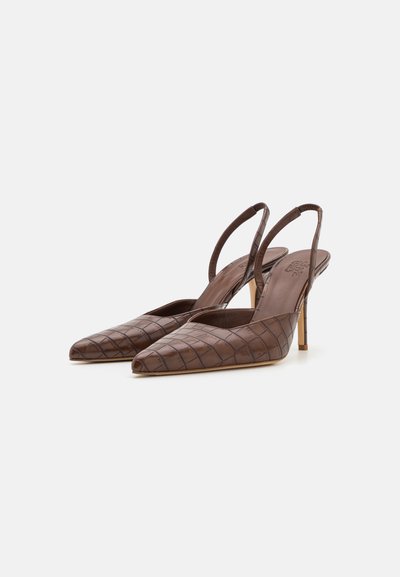 Rjave slingback pete z ostrim nosom, s teksturiranim kroko vzorcem, vitkim peto in gladkim notranjim oblogo.