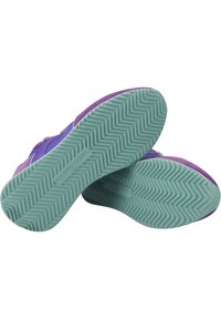 Sneaker viola con un upper in suede testurizzato e sintetico. La suola in gomma è verde menta con un motivo a zigzag per una migliore aderenza.