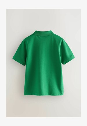 Roheline polo särk lühikeste varrukatega, millel on klassikaline krae ja sile puuvillane tekstuur. Lihtne disain, ilma lisamustrideta või detailideta.