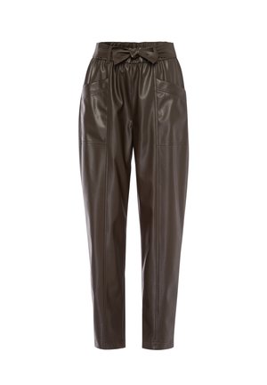 Bruine faux lederen broek met een hoge elastische tailleband, riemdetail en twee voorzakken. Aansluitende pasvorm met een gladde textuur.