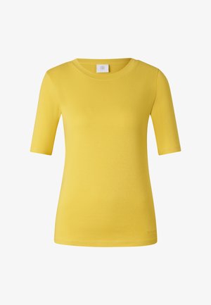 Żółta koszulka z krótkim rękawem i okrągłym dekoltem, o dopasowanym kroju, gładkim wzorze oraz małą metką marki przy dolnym brzegu.
