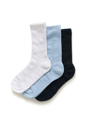 Trois paires de chaussettes montantes à motifs en blanc, bleu clair et noir, posées à plat et superposées sur un fond blanc.