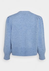 Jasnoniebieski dzianinowy kardigan o teksturowanym wykończeniu, z kołnierzykiem, puffowanymi rękawami oraz ściągaczami przy rękawach i u dołu. Przedstawiono widok z tyłu.