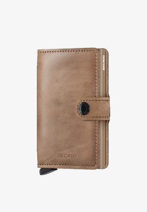 Portafoglio in pelle marrone con una texture liscia, chiusura a bottone a pressione e logo impresso. Portacarte scorrevole sul lato per un accesso facile.