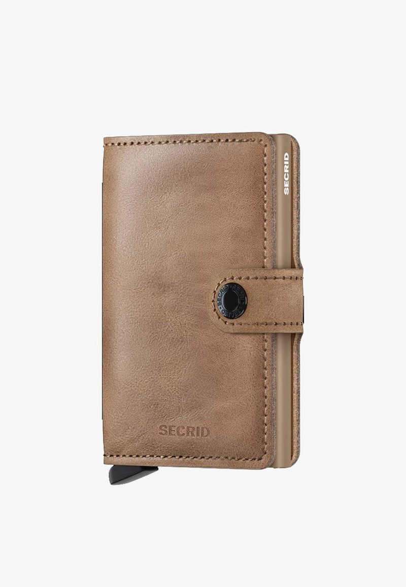 Cartera de cuero marrón con textura suave, cierre de botón a presión y logo en relieve. Tarjetero deslizante en el lateral para un acceso fácil.