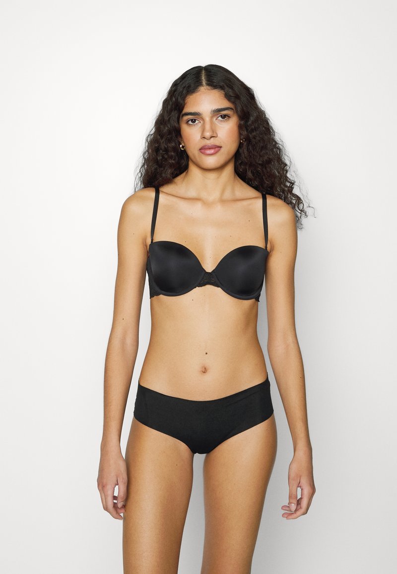 Soutien-gorge noir rembourré avec un tissu lisse et des accents en dentelle ; culottes noires taille mi-haute assorties en matériau doux et extensible.
