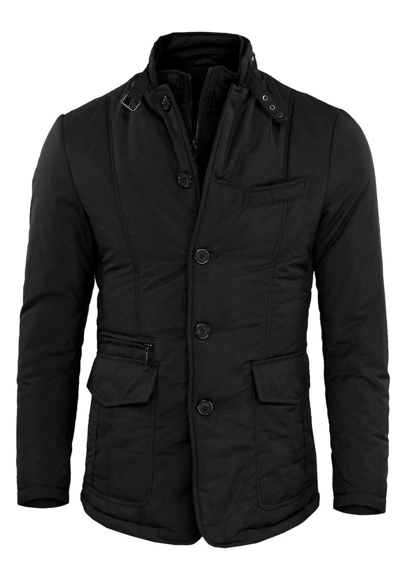 Chaqueta acolchada negra con cuello alto, cierre de botones, múltiples bolsillos y un bolsillo lateral con cremallera. Textura lisa, ajuste entallado.