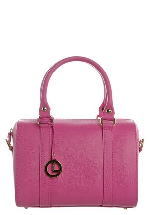 Sac à main en cuir texturé rose avec deux poignées, garnitures dorées et un pendentif logo rond en or suspendu au centre avant.