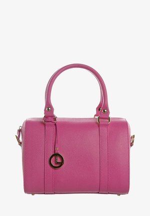 Różowa teksturowana skórzana torba na ramię z dwoma uchwytami, złotym okuciem oraz okrągłą złotą zawieszką z logo wiszącą na przednim środku.