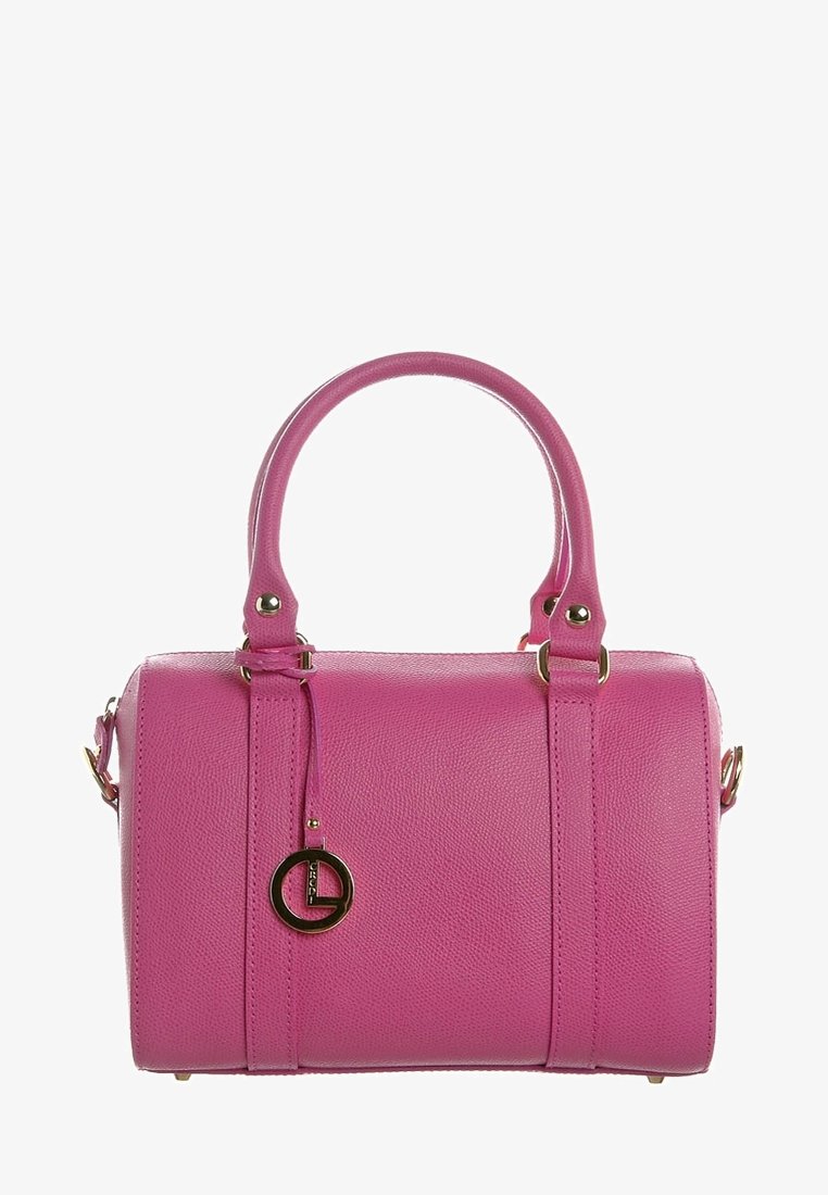 Sac à main en cuir texturé rose avec deux poignées, garnitures dorées et un pendentif logo rond en or suspendu au centre avant.