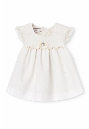 Robe blanche pour bébé avec manches en dentelle, corsage texturé, petit nœud et détail de bouton au niveau de l'encolure, adaptée aux occasions spéciales.