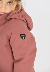 Roze waterdichte jas met capuchon, voorzien van een "ZIGZAG" logo patch op de schouder en een soepele, gestructureerde stofafwerking.