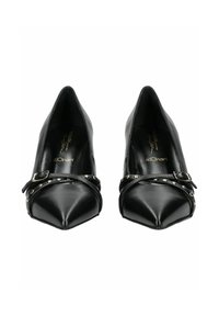 Escarpins en cuir noir à bout pointu avec une sangle décorative ornée de clous en métal et d'une boucle. Texture lisse, design élégant et silhouette étroite.