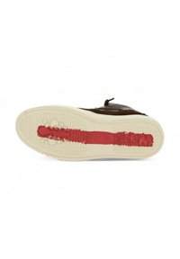 Scarpa alta marrone con tomaia texture, suola in gomma bianca e un dettaglio logo rosso prominente sul fondo.