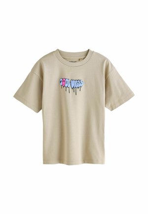 Beige kortærmet T-shirt med ribbet rund hals og farverig graffiti-tekst "COOL VIBES" med dryppende malingeffekt foran.