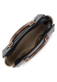 Zwart en bruin leren handtas met ritssluiting, voorzien van twee compartimenten en zilveren hardware-accenten, een gladde textuur en een beige voering.