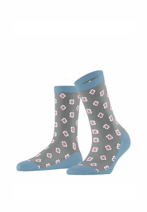 Chaussettes gris moyen montant jusqu'au milieu du mollet avec des bords, talons et orteils bleus, ornées d'un motif répétitif de petites fleurs à quatre pétales roses et blanches.